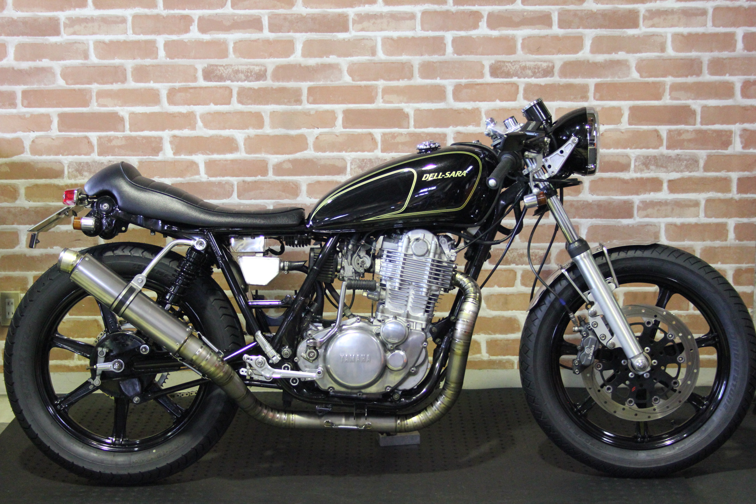 SR400 SR-D シート FRP 黒ゲルコート DELL-SARA 【絶品